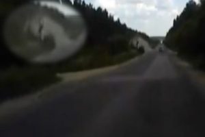 Otomobilden b&ouml;yle fırladı