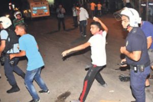 Adana'da polisin yanında g&ouml;stericilere taş attılar