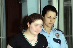 Gen&ccedil; kız annesini bı&ccedil;akladı