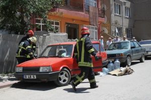 Ara&ccedil;tan sızan gaz paniğe sebep oldu