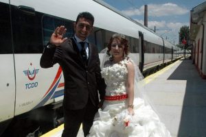Hızlı tren gelin arabası oldu