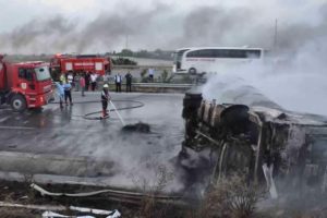 Otoyolda mazot y&uuml;kl&uuml; tanker yandı