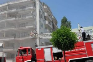 Apartman yangınında can pazarı