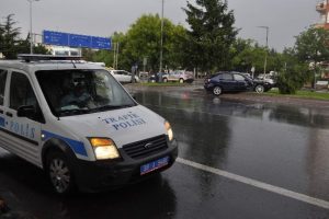 Kaza yapan otomobil ref&uuml;je &ccedil;ıktı