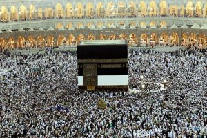 Kabe g&uuml;l suyu ve zemzemle yıkandı