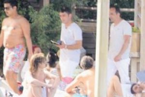 Arap Şeyhi Bodrum'a fotoğraf&ccedil;ısıyla geldi