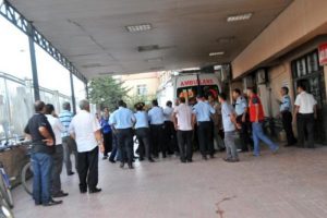 Hasta yakınlarından doktora saldırı