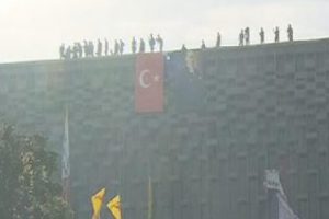 Polis Atat&uuml;rk Anıtı'na T&uuml;rk bayrağı astı