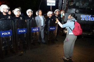 Polis Ankara'da g&ouml;stericileri ikna etti