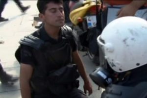 Tarlabaşı'nda polise molotoflu saldırı!