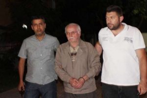 Satırla evine girmek isteyen damadını &ouml;ld&uuml;rd&uuml;