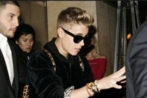 Justin Bieber'ı kul&uuml;pten attılar