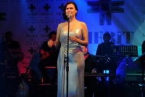 Şevval Sam sahnede barış mesajları verdi