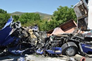 TIR ile kamyon &ccedil;arpıştı: 1 &ouml;l&uuml;