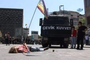 Kadın g&ouml;sterici TOMA'nın &ouml;n&uuml;ne yattı