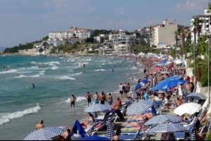 Kuşadası turistlerle hareketlendi