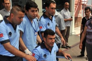 İşportacılar iki zabıtayı bı&ccedil;akladı