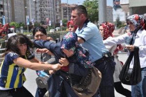 Kadınlar adliye &ouml;n&uuml;nde birbirine girdi