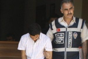 Okulun bilgisayarını &ccedil;alıp arkadaşına sattı