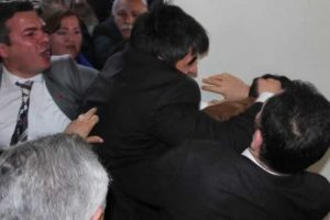 Kartal Belediye Başkanı Altınok &Ouml;z'e yumruklu saldırıya hapis cezası