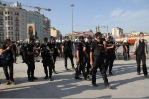 Taksim'de birbirine giren eylemcileri polis ayırdı
