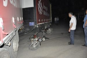 İki motosiklet kamyonun altına girdi
