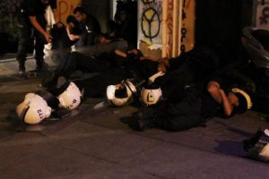 Polisler Taksim Meydanı'nda yerlere uzanıp dinlendi