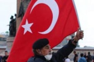 Cumhuriyet Anıtı &ouml;n&uuml;nde 8 saat bekledi