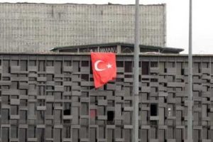 AKM'de bayrak krizi