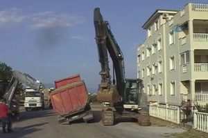Kamyon yola bı&ccedil;ak gibi saplandı