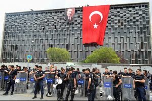 Polis AKM'ye bayrak asarken slogan attı