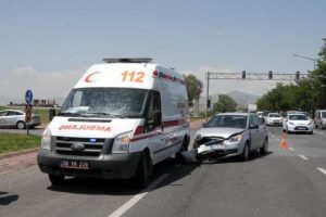 Hasta taşıyan ambulansa otomobil &ccedil;arptı