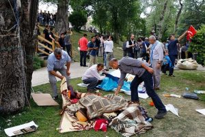Kuğulu Park'taki &ccedil;adırlar kaldırıldı