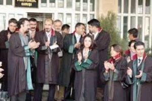 Avukatlardan adliyede g&ouml;zaltına protesto
