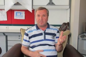 Polise k&uuml;f&uuml;r eden g&ouml;stericilere tepki