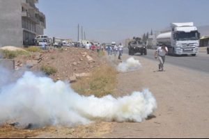 Habur'da yol kesen şof&ouml;rler otob&uuml;sleri taşladı