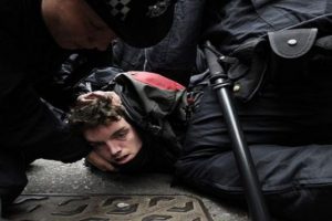 Londra'da G-8 protestolarına m&uuml;dahale