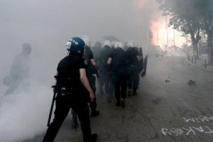Bacaklarının arasında havai fişek patladı