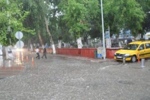 15 dakikalık sağanak yağmur Edirne'yi vurdu