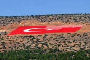 21 d&ouml;n&uuml;ml&uuml;k T&uuml;rk Bayrağı boyanıyor