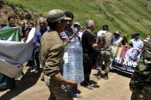 PKK'nın &ccedil;ıkışını izleyen komisyonuna askerler su verdi