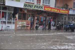 Sağanak yağmur hayatı  olumsuz etkiledi