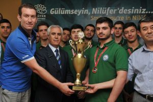 Şampiyon hentbolcular kupayı Bozbey'e getirdi