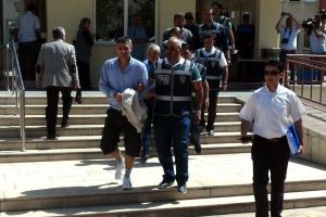 Zehir tacirleri polisten ka&ccedil;amadı