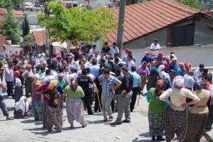 Kız ka&ccedil;ırma kavgasına &ccedil;evik kuvvetten m&uuml;dahale