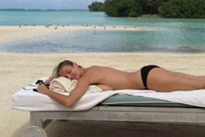 Heidi Klum &uuml;sts&uuml;z g&uuml;neşlenmeye kalkınca!