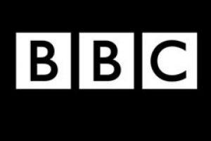 Gezi eylemcileri BBC'nin ofisinin &ouml;n&uuml;nde toplandı