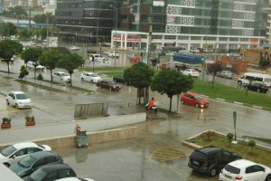 Bursa'da yağmur fırtınaya d&ouml;n&uuml;şt&uuml;