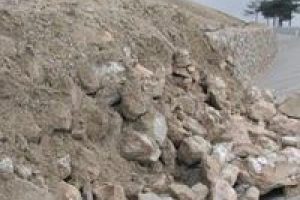 Heyelan mezarlardaki kemikleri ortaya &ccedil;ıkarttı