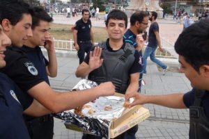 Polis, Taksim Meydanında baklava dağıttı